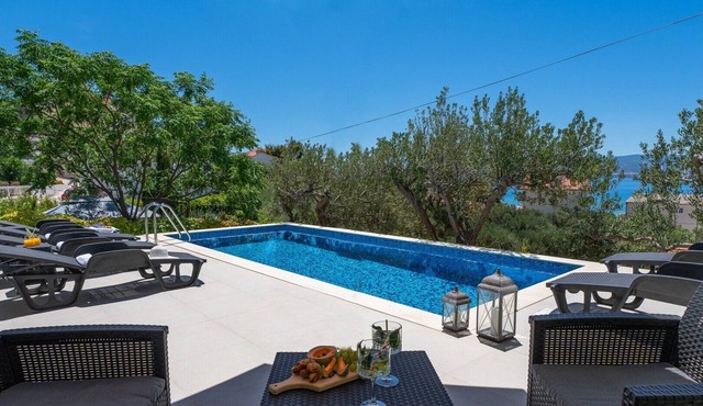 Villa Verde with 4 en-suite bedrooms, private pool, 200m from sandy beach