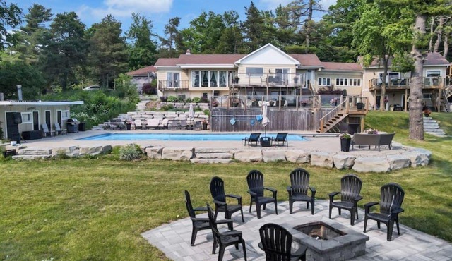 Villa Verde: Private Lake ~ Hot Tub ~ Pool ~ Sauna