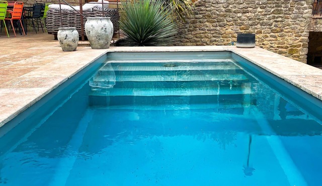 Villa Verdesco Swimming pool and view of the Château de Grignan