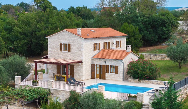 Villa Veronika Rebići with swimming pool 2 km from the beach