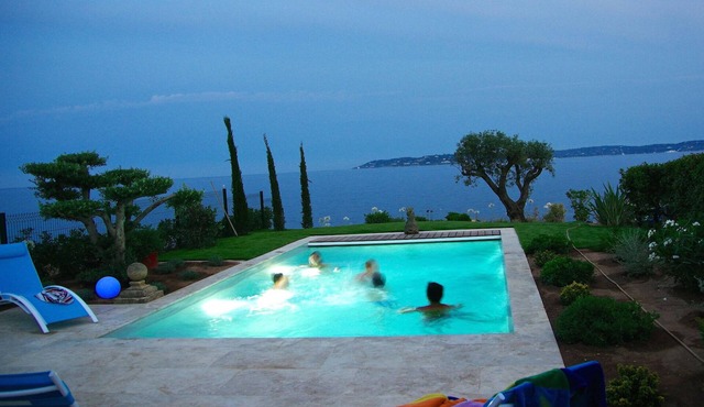 VILLA very CENTRAL. with PANORAMIC SEA VIEWS ! Heated Pool, Parking.