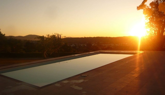 Villa, very large pool, village on foot, village and Rhune views, sleeps 18.