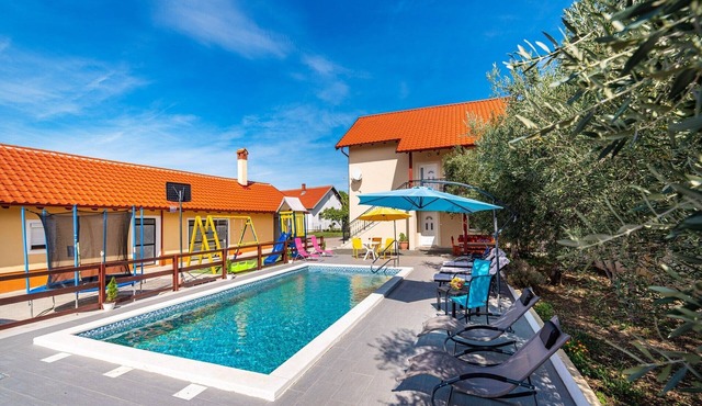 Villa Vesna - Five Bedroom Villa with Swimming Pool