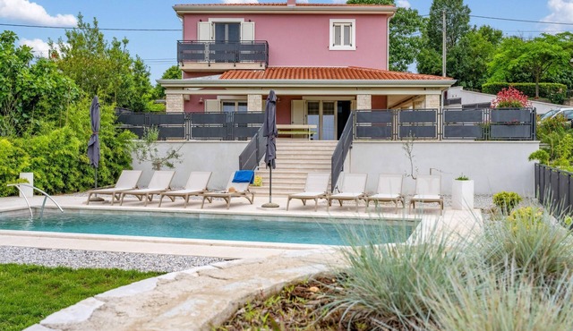 Villa Violette mit Pool nahe Stadtzentrum by Interhome