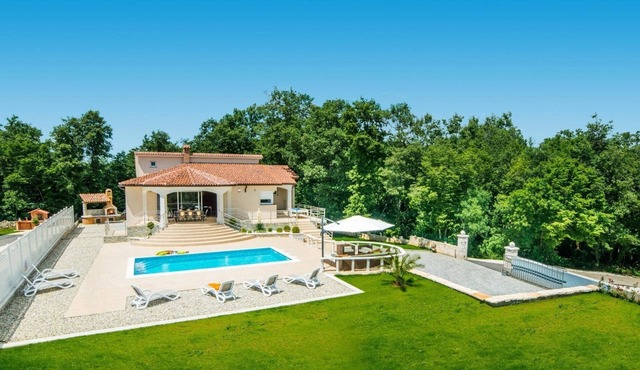 Villa Vivian by Villa Plus
