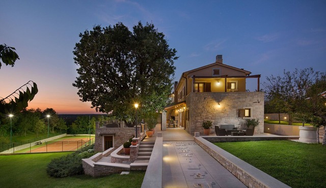 Villa Vlastelini I near Labin with large garden for families & private tennis court