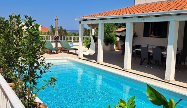 Villa Voga - House with Private Pool Close to Beaches and Other Amenities