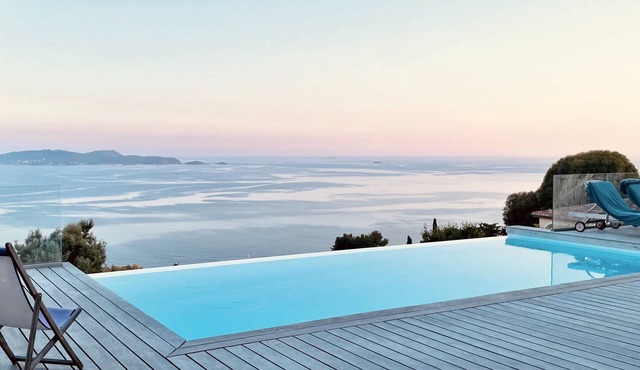 Villa vue mer Exceptionnelle , Piscine à Débordement Face à Giens