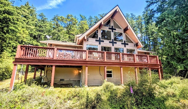 Villa w/Amazing Bay Views Near Beach w/Garden, Ping Pong