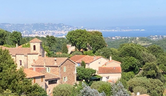 Villa with large terrace overlooking the bay of Cannes and the Esterel mountains