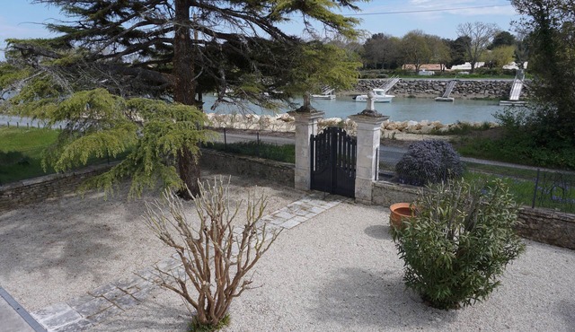 Villa with swimming pool, on the edge of the Perrotine channel.