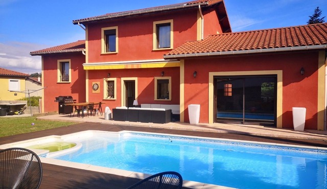 VILLA WITH SWIMMING POOL 15 MINUTES FROM LYON