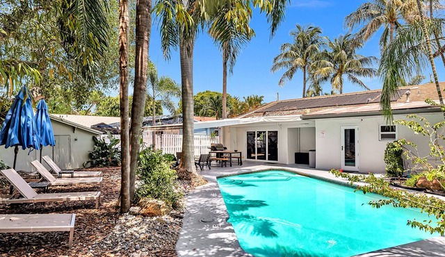 Villa W/Heated Pool, Pool Table Just 7min to Beach