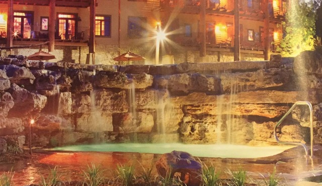 Villa w/Hot Tub, Balcony - Porch. Breathtaking view. 10 miles from Branson