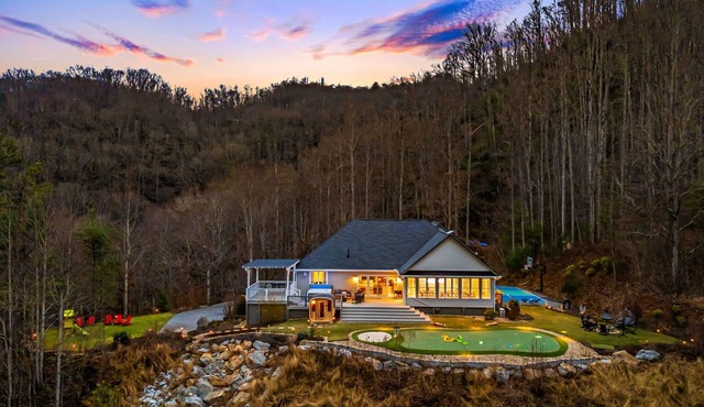 Villa w/Mountain views, golf, hot tub - 20 min from Asheville. Pet friendly!