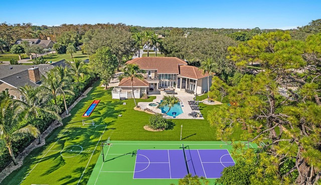 Villa w/pool, games & BBQ