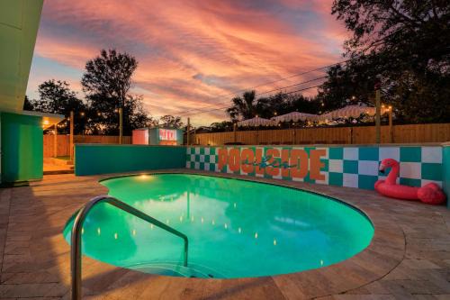 Villa w pool game room & putting green