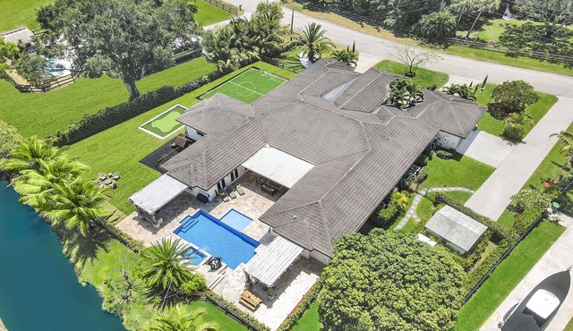 Villa w/pool, mini-golf & firepits