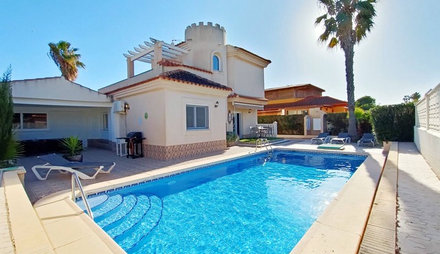 Villa with private pool, free wifi, garden