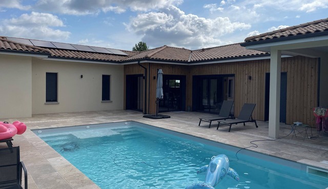 Villa with swimming pool between Bordeaux and Saint Emilion, in the heart of the vineyards