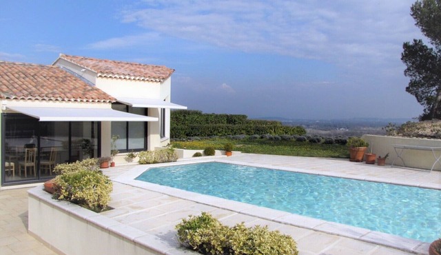 Villa with private pool, AC and spectacular views over Avignon, Provence, France