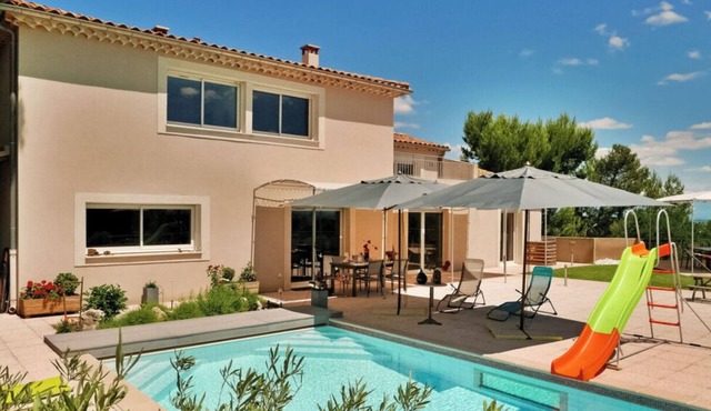 Villa with swimming pool for 10 people in Villeneuve les Avignon (4 kms Avignon)