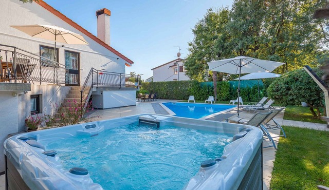 Villa with pool and hot tub