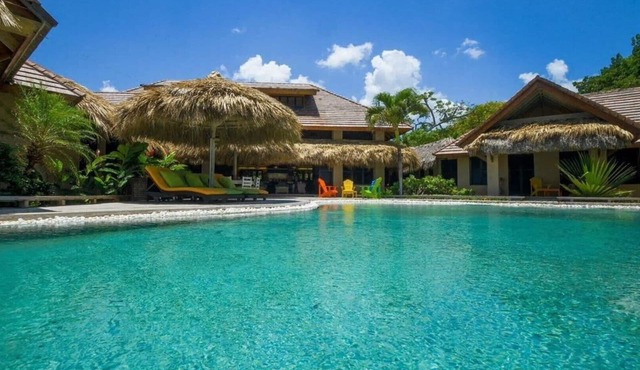 Villa Wind Song - Luxurious Ocean Front Family Villa with private pool