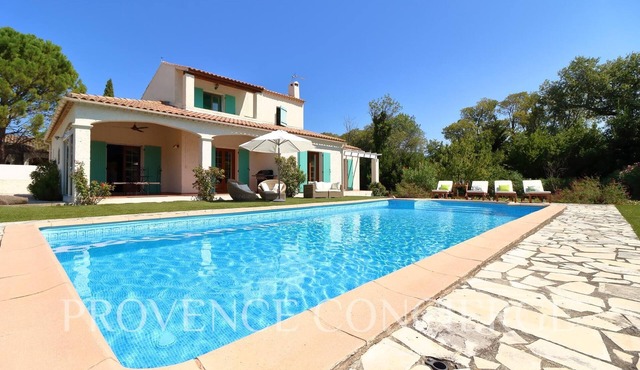 Villa with pool, 5 mins walk to stunning Provence village