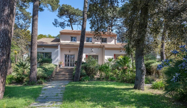 Villa with jacuzzi - 15 pers. 350m from the beach