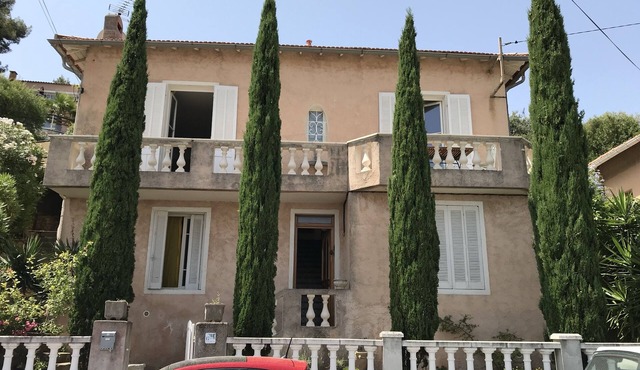 Villa with spectacular view overlooking port and bay of Toulon