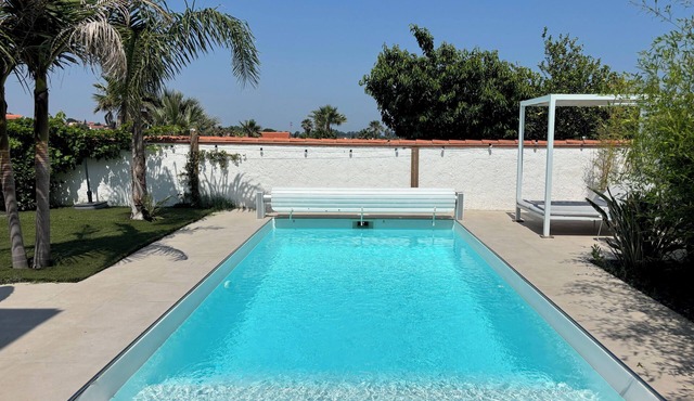 Villa with tropical-style garden, swimming pool with four-poster bed, 300m from the lake.