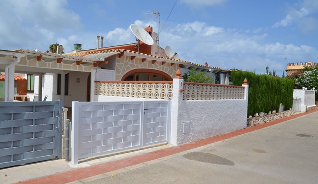 Villa with 1 bedroom and bathroom only 9 Minunte walk from the sea .