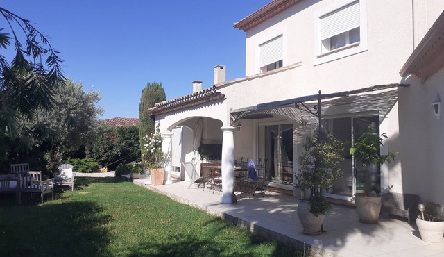 Villa with 160 m2 pool on 1000 m2 landscaped garden,