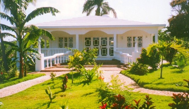 Villa with 2 bedrooms, 2 bathrooms, living, kitchen, terrace, garden, pool