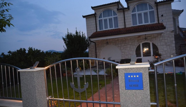 VILLA with 3 luxory rooms for rent with kitchen and laundry. on the main road.