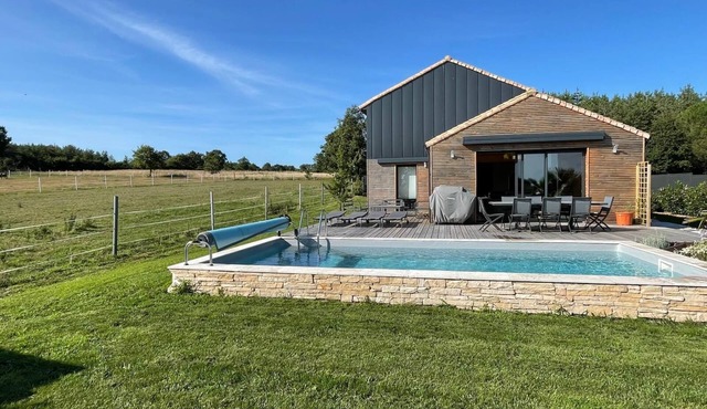 villa with 4 bedrooms, 2 bathrooms and private swimming pool