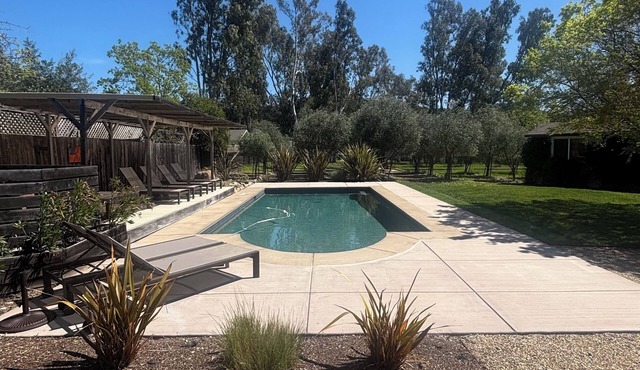 Villa with 4BR/3BA, Pool, Guest House and Bikes in Prime Area