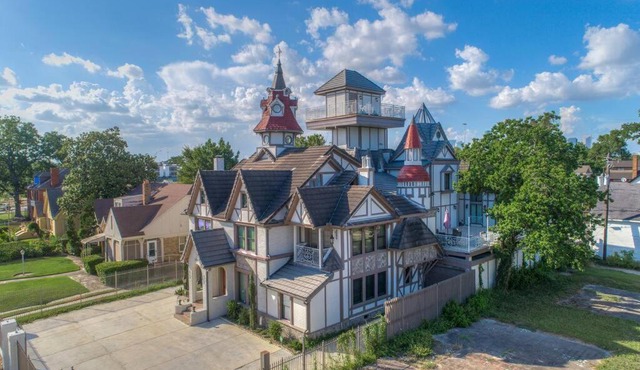 Villa with 8 bedrooms and heated swimming pool