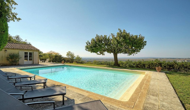 Villa with a pool and panoramic view of the valley, magnificent.