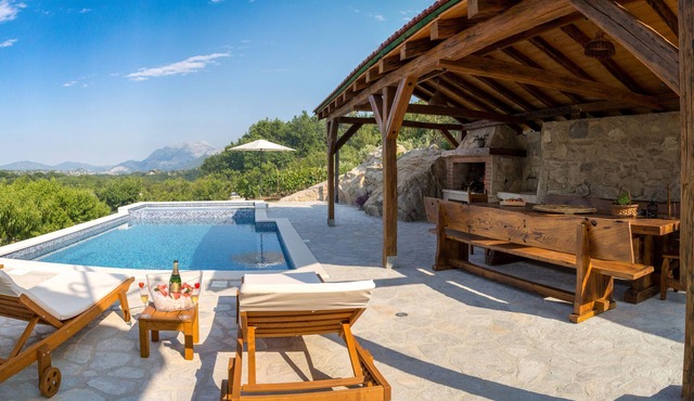 Villa with a view to nature, hydromassage heated pool, authentic stone property