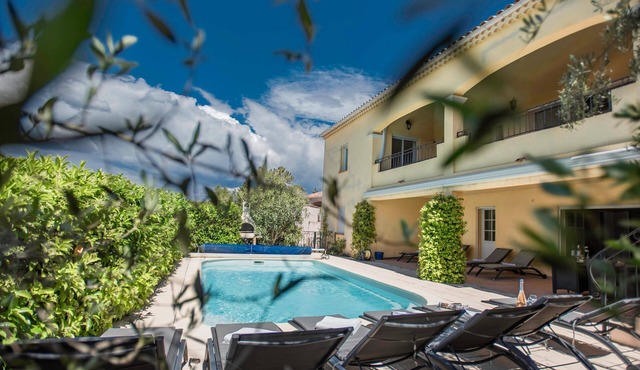 Villa with AC and heated pool, near the centre