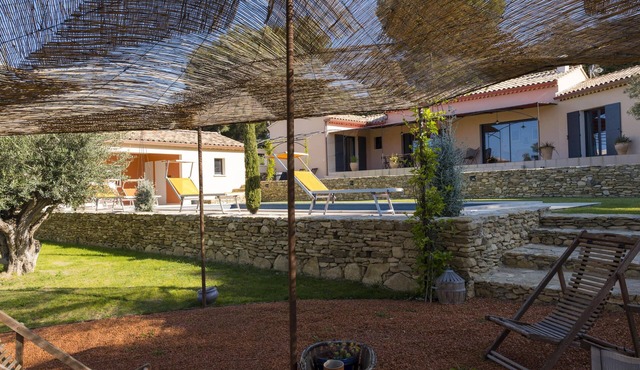 Villa with air conditioning and heated pool