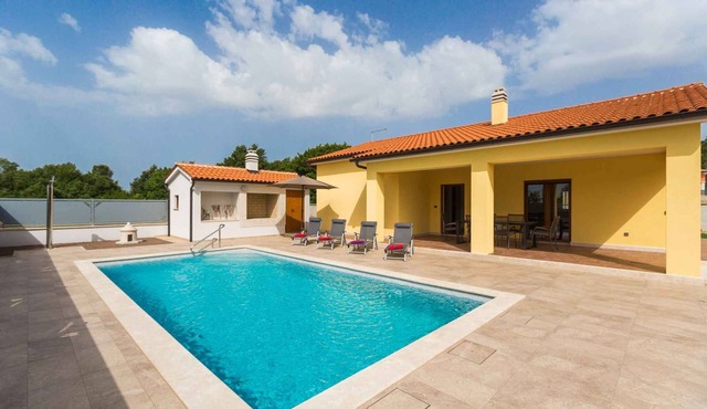 Villa with air conditioning and pool