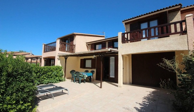 Villa with airco, 5 people, secured residence with pools, at only 400m from the beach of.