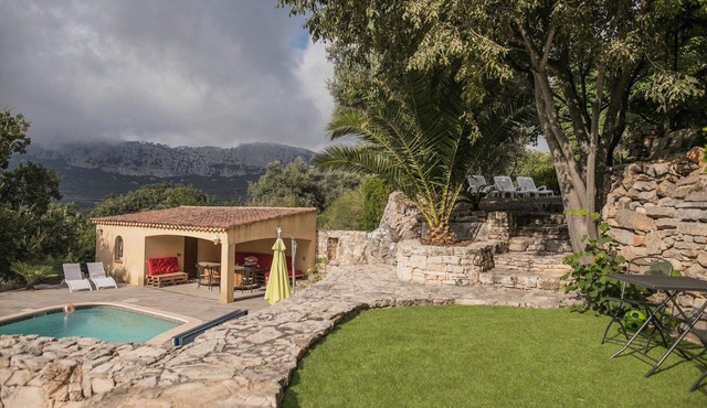Villa with all comforts, spa, heated pool, billiards, not overlooked