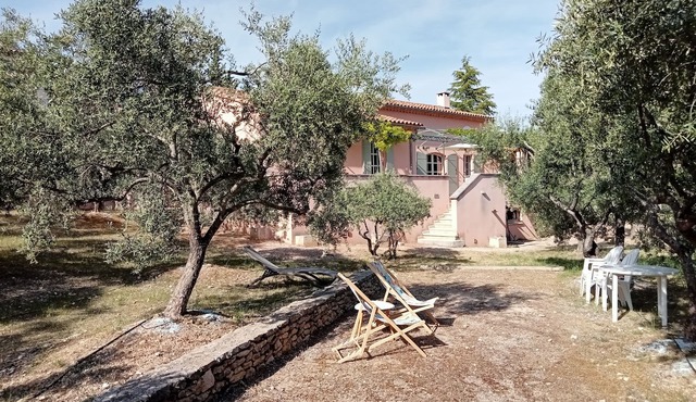 Villa with amazing views, in heart of the Luberon golden triangle.