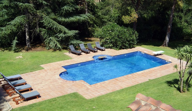 Villa with Beautiful Garden And Pool in Spectacular Setting