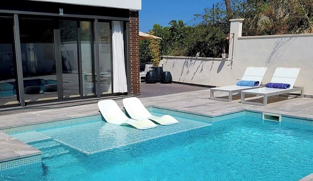 Villa with beautiful swimming pool