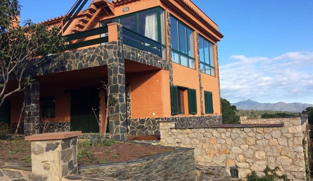 Villa with exceptional sea views close to the beach and the village